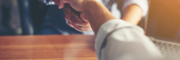 de_negocios_del_apreton_de_manos_trato_de_felicitacion_en_el_trabajo_1150_865